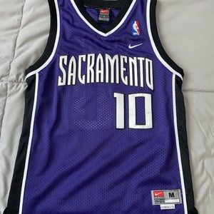 Children’s Mike Bibby Kings jersey. Size medium